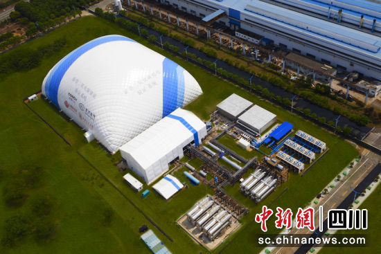 项目像一座蓝白相间的“小山”。东方汽轮机 供图